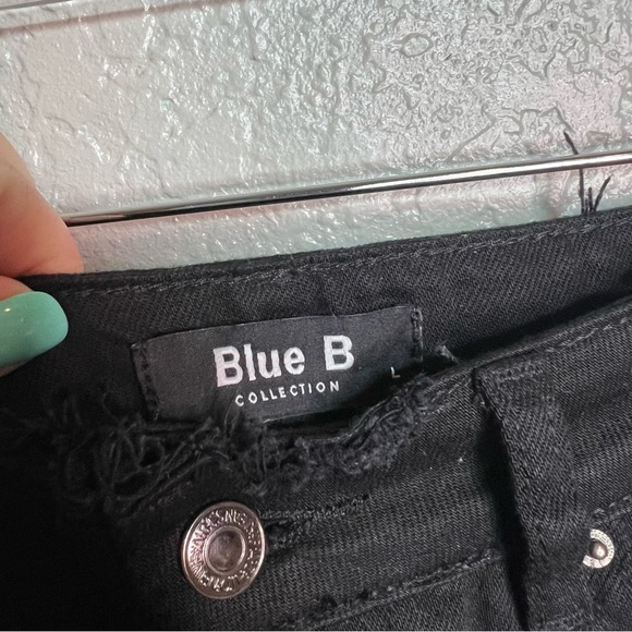 BNWOT Black Distressed Hem Shorts W/ Small Rips - Picture 5 of 7